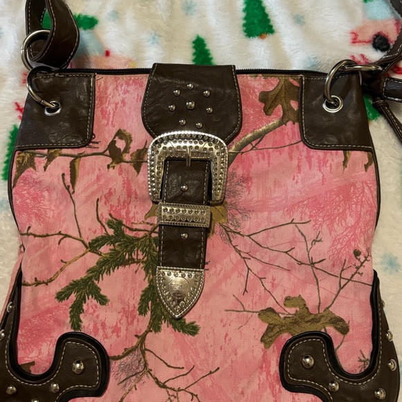 Realtree Pink and brown camo shoulder bag with a belt buckle #y2k #camo - Picture 2 of 2